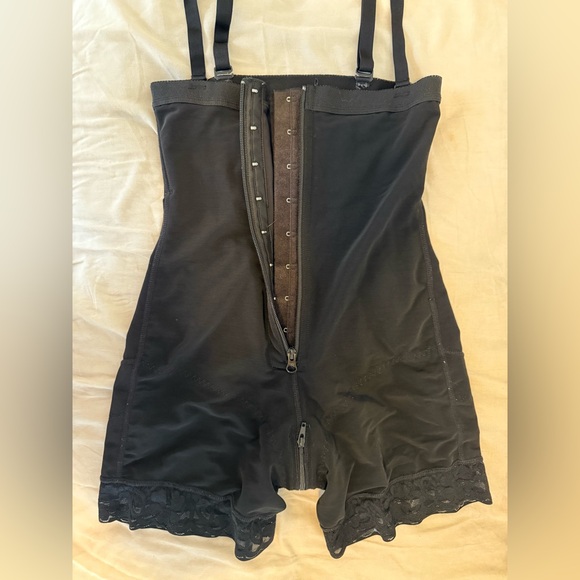 Shapewear size medium - Picture 2 of 4